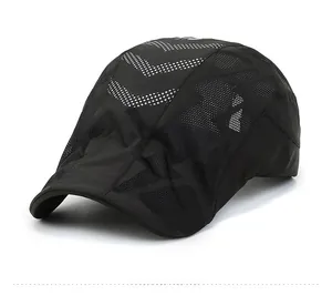 Détail de la casquette sport noire avec mesh respirant et motifs à pois argentés