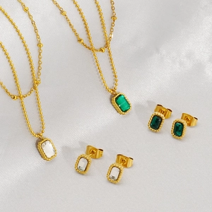 Schmuckset aus goldenem Edelstahl mit weißen und grünen rechteckigen Zirkonia