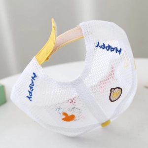 Détail de la maille blanche respirante et de la broderie HAPPY sur la casquette