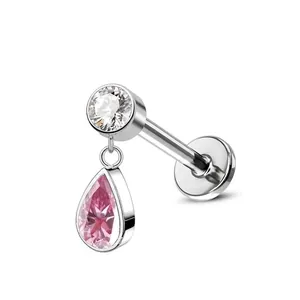 Dettaglio dell'orecchino in titanio con cristallo a goccia rosa e zircone 5A rotondo