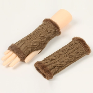 Détail de mitaines en maille losange avec bordure en fausse fourrure sur mannequin