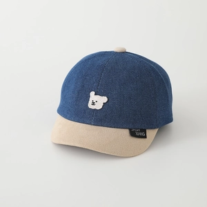 Dettaglio del cappellino in denim per bambini con toppa a forma di animale e cuciture