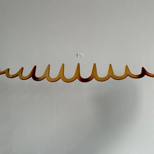 Unisex wavy tortoiseshell hairband made of durable PC plastic with anti-slip wave design