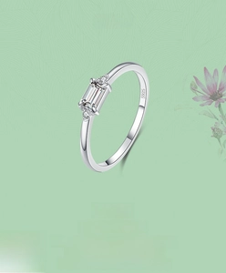 Detailed close-up of S925 silver ring featuring a rectangular emerald-cut zircon stone