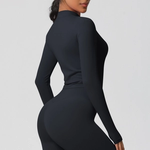 Détail de la texture du tissu mat noir hautement extensible sur le dos de l'ensemble de yoga