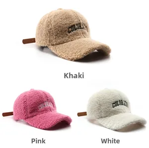 Dettaglio della trama dei cappellini in pile sherpa con ricamo Colorado e cinturino in pelle