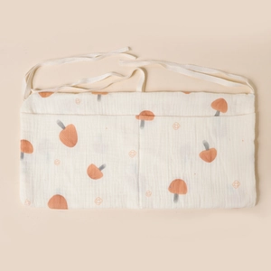 Détail du sac de rangement en mousseline à motif champignon avec rubans pour berceau