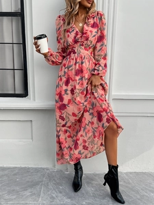 Détail de robe maxi fleurie rose avec découpe à la taille et volants au col en V
