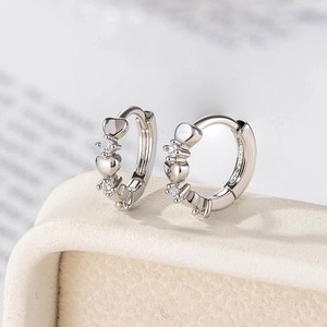 Herzförmige Huggie Creolen Kupfer Eingelegter Zirkon Süßer Luxus Stil Schmuck Für Frauen