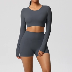 Detail van donkergrijze yogaset met crop-top met lange mouwen en high-waist korte sportbroek