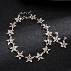 Set collana e orecchini con stelle d'argento e ciondoli con cristalli scintillanti