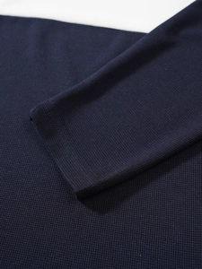 Détail des poignets en maille gaufrée bleu foncé sur un pull vintage zippé pour hommes