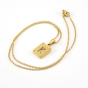 Collar con colgante cuadrado de letra K hueca en acero inoxidable chapado en oro de 18K