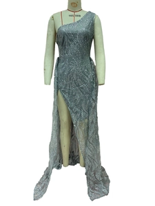 Details der silbernen Paillettenstruktur und des asymmetrischen Schnitts am Abendkleid