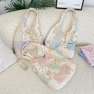 Detailansicht der Patchwork-Stofftaschen mit Blumenmuster in sanften Pastellfarben