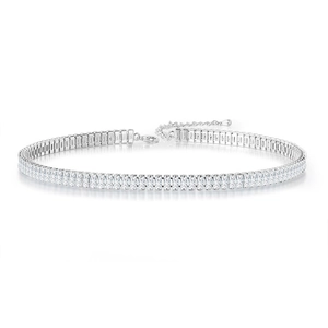 Détail du collier choker argenté en zircons rectangulaires avec fermoir mousqueton réglable
