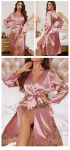 Dettaglio della vestaglia in raso a fiori con cintura coordinata per donna