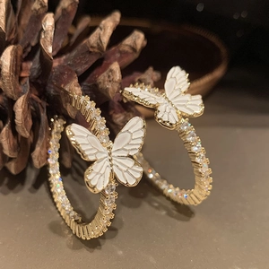 Eleganti orecchini a cerchio con farfalla dorata con smalto bianco e zirconi lucidi