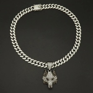 Détail du pendentif tête de loup serti de strass sur une chaîne cubaine argentée