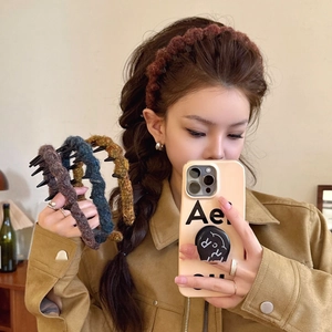 Close-up of knitted wave headband with non-slip teeth for high-skull styling
