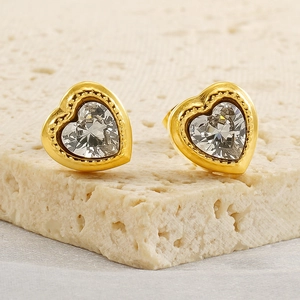 Eleganti orecchini a lobo a cuore dorati con zirconi e delicata decorazione a microsfere