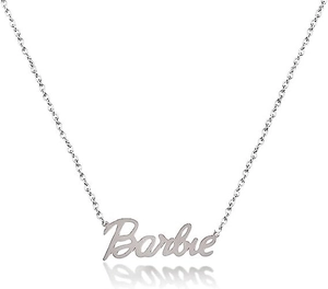 Dettaglio del ciondolo Barbie in argento su una raffinata catena a maglia O