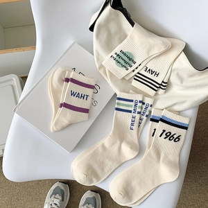 Gros plan de chaussettes en coton blanc avec rayures sur un fond de style minimaliste