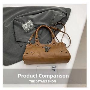 Braune Retro-Punk-Tasche mit Nieten und Kreuz, inklusive Handy als Größenvergleich