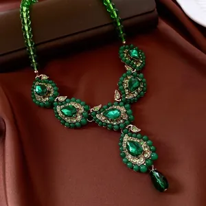 Collier vintage en perles vert émeraude avec pendentif goutte d'eau et cristaux