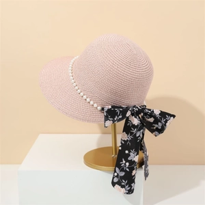 Eleganter rosa Strohhut mit Perlenbesatz und Blumenschleife für optimalen Sonnenschutz