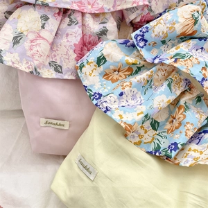 Detail van vintage roze bloemen patchwork tassen met ruches.