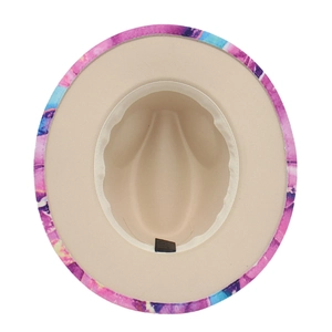 Vista dall'alto dell'interno del fedora con fascia bianca e tesa colorata tie-dye