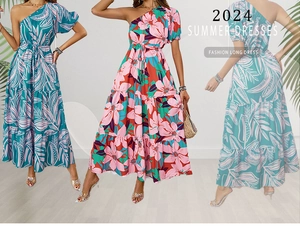 Détail de la robe maxi fleurie à épaule dénudée avec jupe à volants et cordon de serrage à la taille