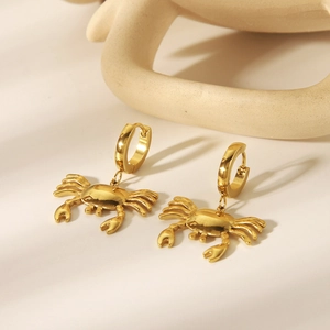 Fashionable 18k gold crab earrings made of stainless steel with a minimalist design