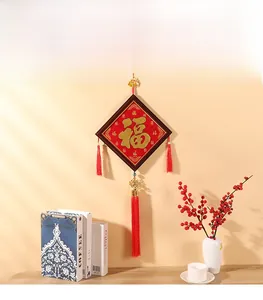 Nœud chinois traditionnel rouge avec caractère Fu doré et longues franges décoratives