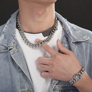 Ensemble collier et bracelet maille gourmette argentée pour homme porté par un mannequin
