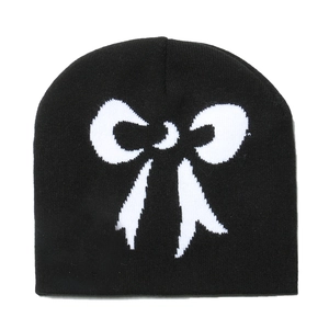 Minimalistische schwarze Strickmütze für Damen mit großem weißem Schleifenmuster