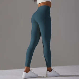 Détail du legging de yoga taille haute bleu foncé avec effet push-up et sans couture