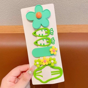 Détail d'un lot de 5 barrettes pour filles avec motifs carotte et fleurs en vert menthe
