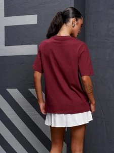 Γυναικείο βαμβακερό T-shirt σε μπορντό χρώμα με γραφικό σχέδιο και λευκή πλισέ φούστα