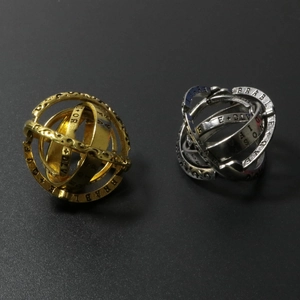 Detaillierte Makroansicht der astronomischen Vintage-Sphärenringe in Gold und Silber