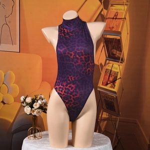 Détail d'un body imprimé léopard avec col montant sur un mannequin dans un salon chic