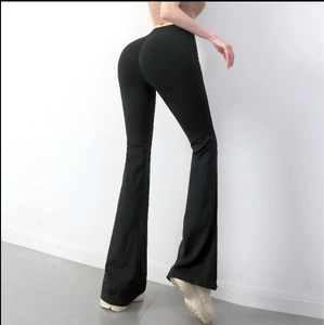 Vue arrière du pantalon de yoga évasé noir à taille haute montrant l'effet galbant fessier