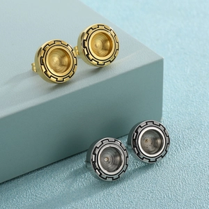 Boucles d'oreilles rondes géométriques en acier inoxydable doré et argenté sur fond bleu
