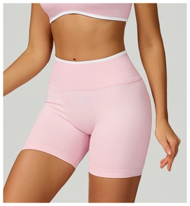 Dettaglio dei pantaloncini da yoga senza cuciture a vita alta con fascia a costine