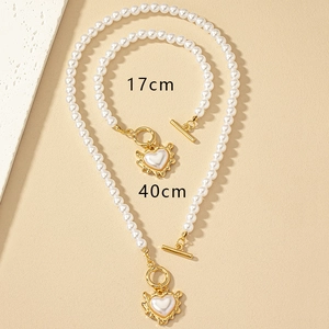 Detailed view of 40cm pearl necklace and 17cm bracelet set with gold heart OT buckle