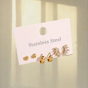 Drei Paar goldene Ohrstecker aus Edelstahl mit Zirkonia und Herz-Designs für Damen
