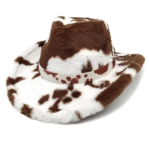 Vue détaillée de la texture peluche imprimé vache et du bord du chapeau de cowboy