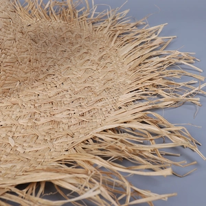 Chapeau de soleil en raphia à large bord avec bordure effilochée pour plage d'été