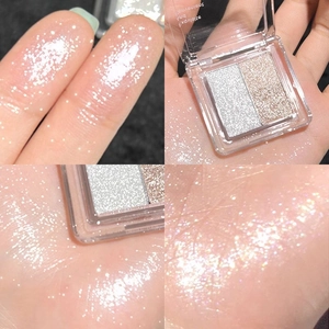 Dettaglio macro di campioni di ombretto glitter argento e champagne sulla pelle nuda